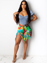 Pantalones cortos vaqueros deshilachados con borlas y teñido anudado